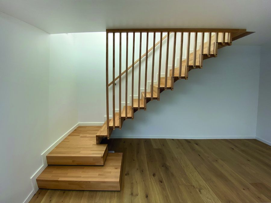 Holztreppe mit Podest und Leistengeländer
