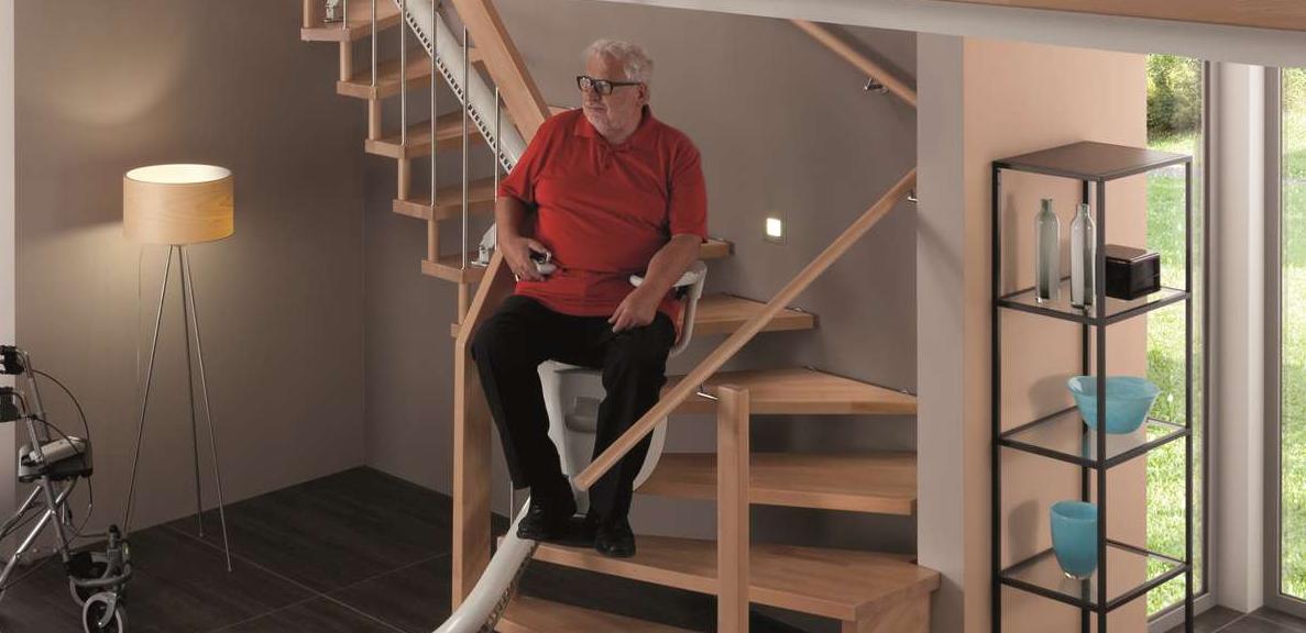Altengerechte Treppe mit Lifter