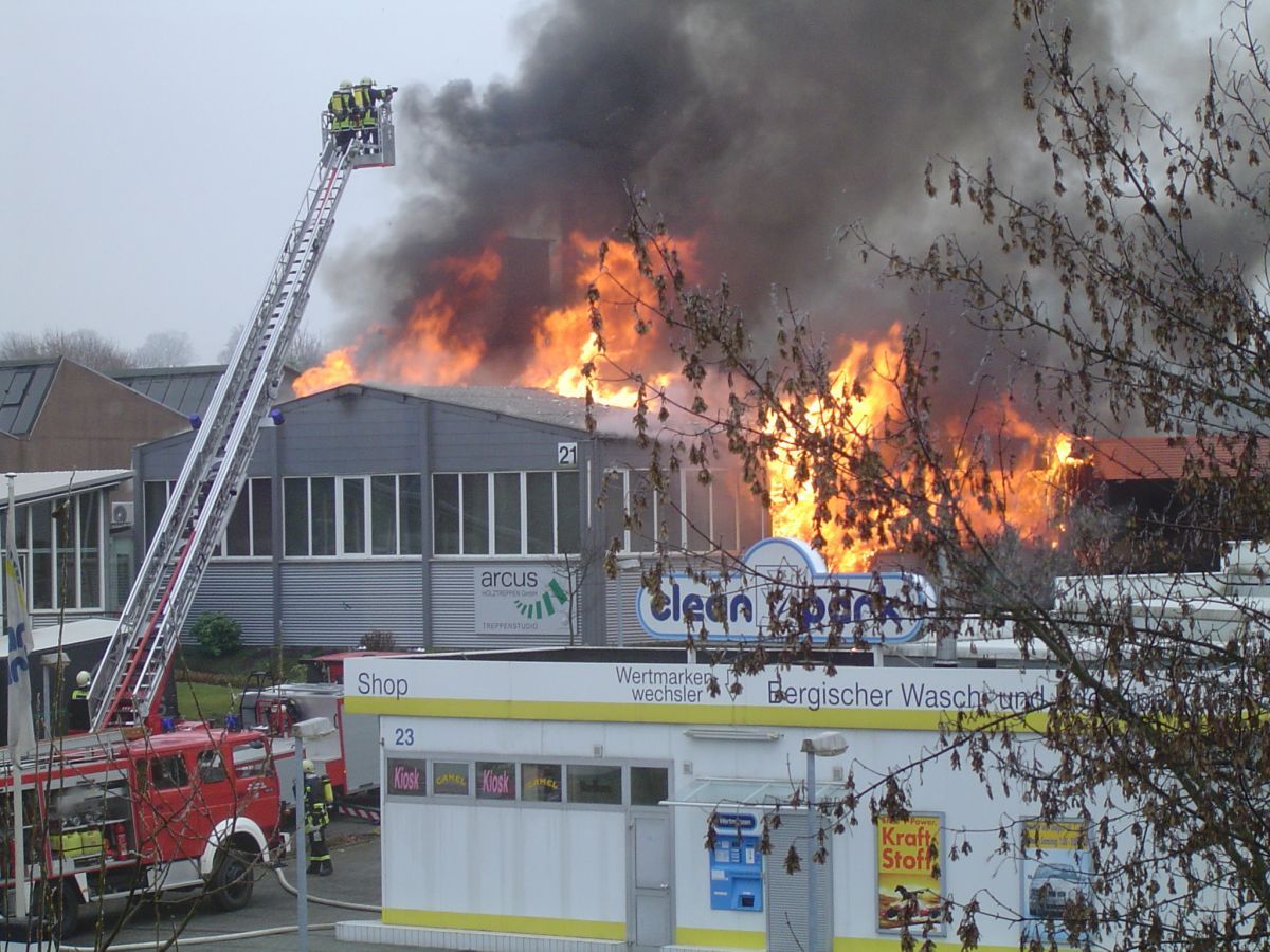 Samstag 11.12.2004 vernichtet ein verheerender Großbrand die gesamte Werkstatt