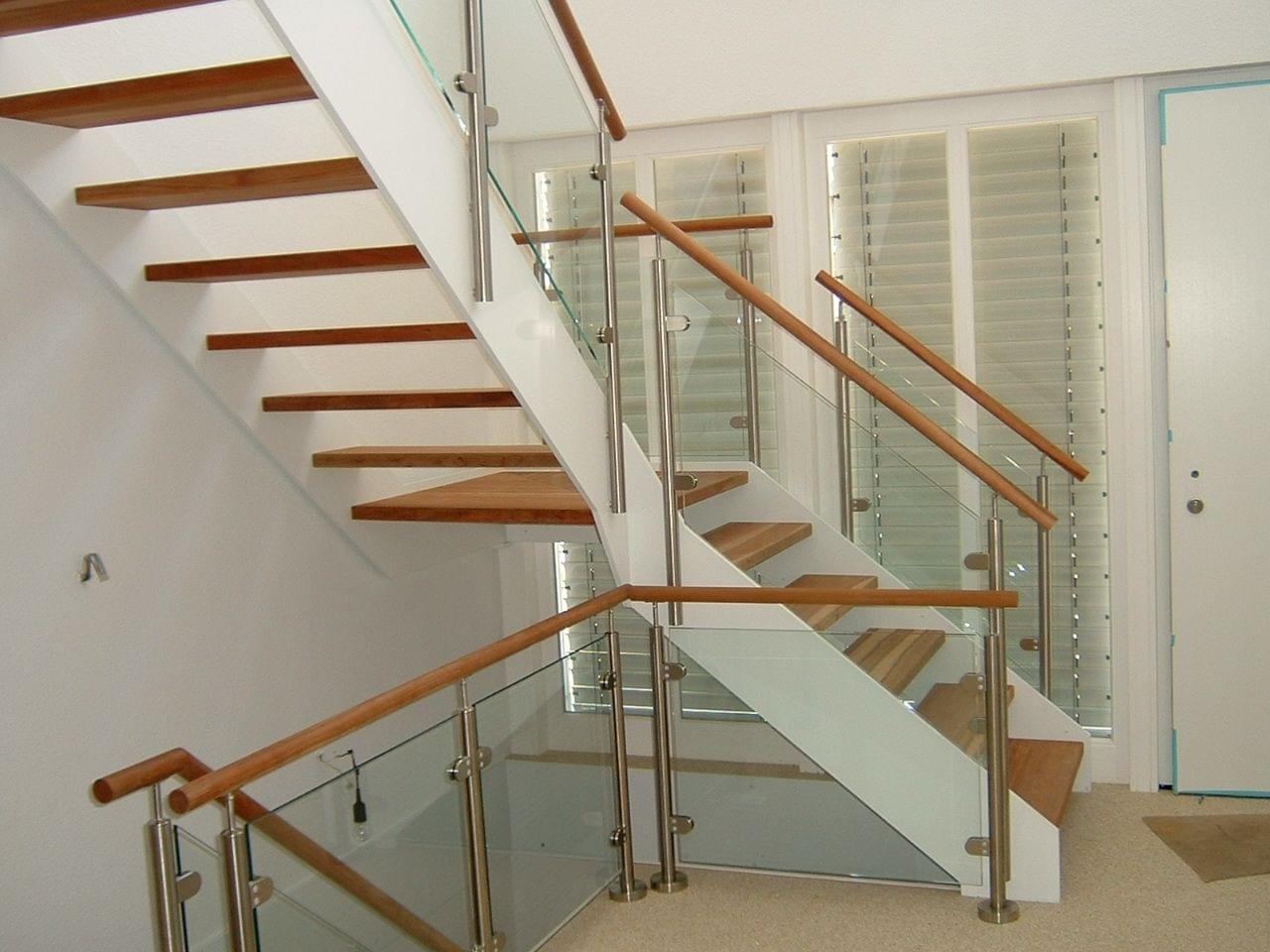 Lofttreppe HPL-Wangentreppe mit Glasgeländer