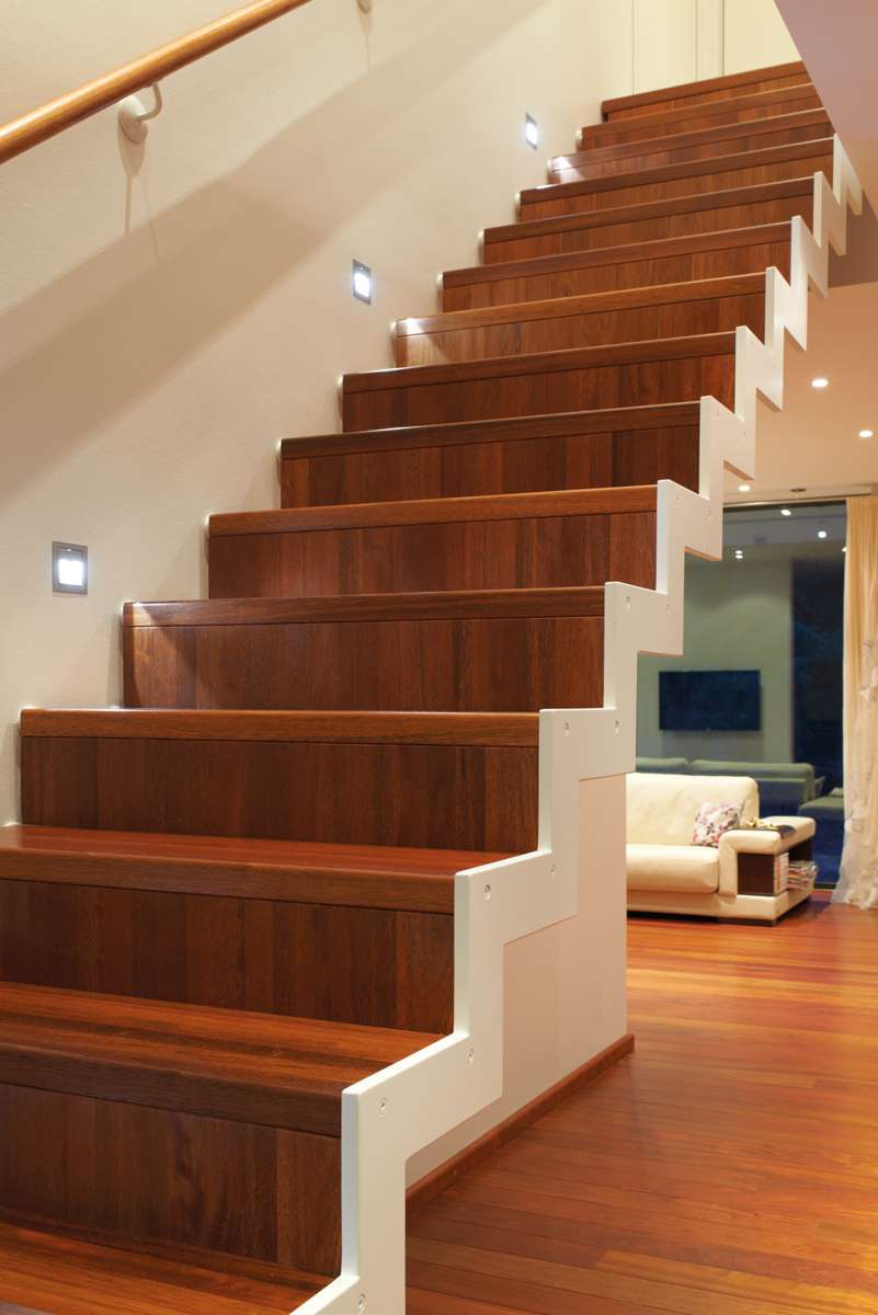 Ins richtige Licht gesetzt wird Ihre moderne Treppe durch Beleuchtungselemente