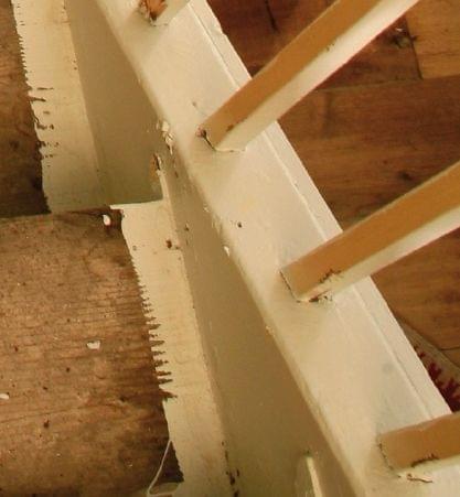 Die alte Harfentreppe wurde gegen eine formschöne Wangentreppe ausgetauscht. Hier stand nicht nur die Treppenrenovierung im Vordergrund - gleichzeitig wurde das Treppenhaus aus energetischen Gründen geschlossen.
