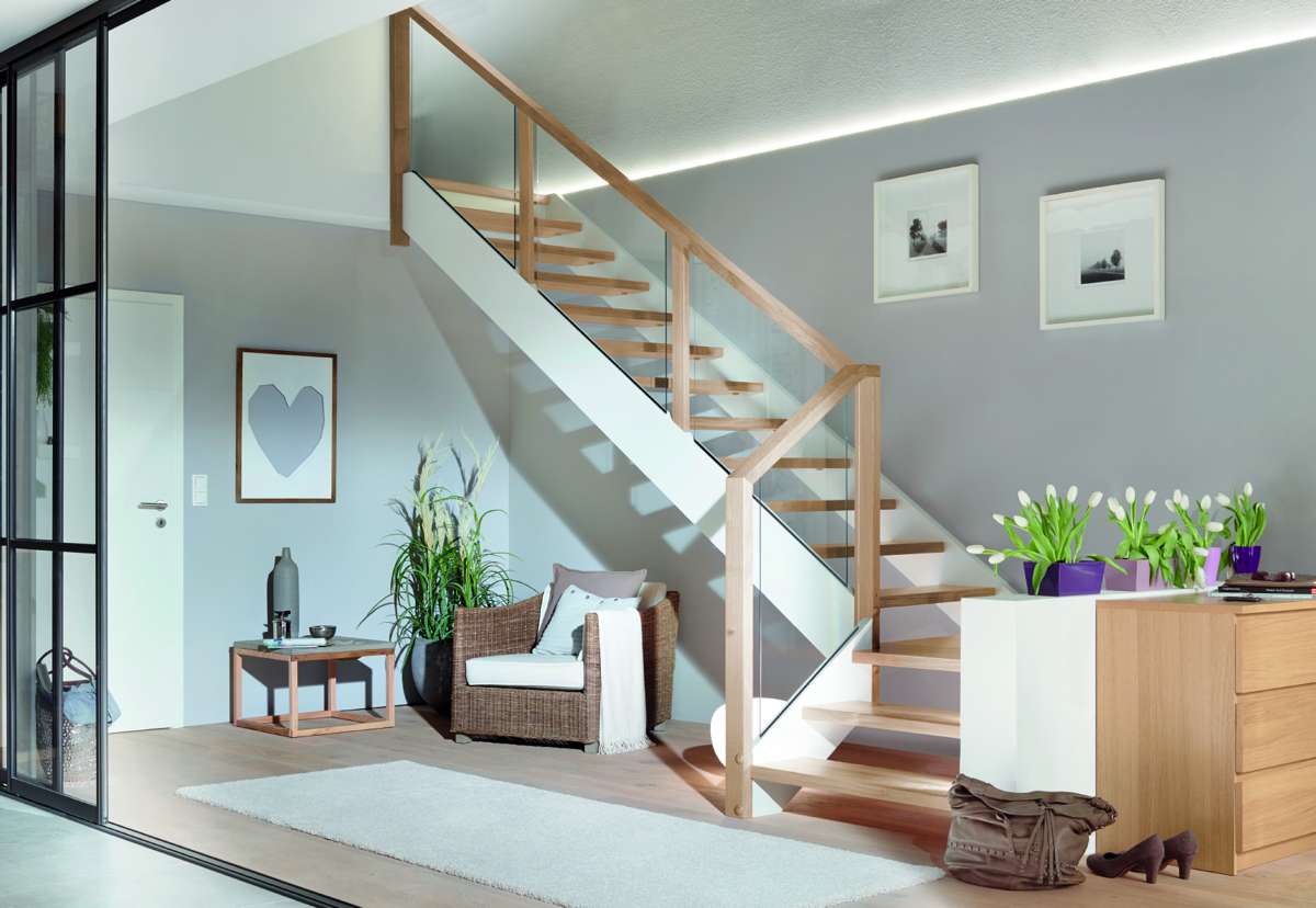 Offene Treppe mit weißer Wange und Stufe aus Holz. Gefertigt aus Eiche mit weißen Wangen und Glasfüllung im Geländer